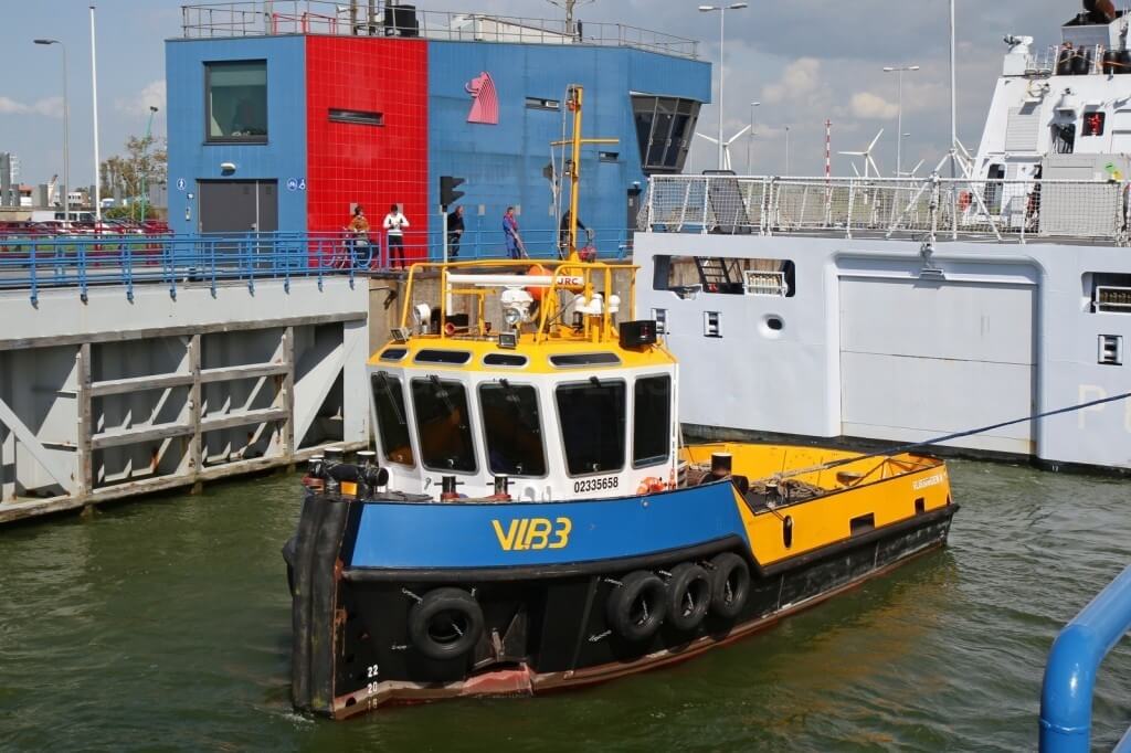 Tug boat